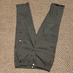 Dickies Relaxed Fit Cropped Cargo Pants | Size 32R | Olive Green